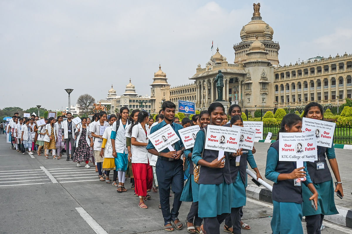 ಫ್ಲಾರೆನ್ಸ್‌ ನೈಟಿಂಗೇಲ್‌ ಪ್ರಶಸ್ತಿ ಪ್ರದಾನ ಸಮಿತಿ ಅಂತರರಾಷ್ಟ್ರೀಯ ಶುಶ್ರೂಷಕರ ದಿನಾಚರಣೆ ಅಂಗವಾಗಿ ನಗರದಲ್ಲಿ ಭಾನುವಾರ ಬೃಹತ್‌ ರ್‍ಯಾಲಿ ನಡೆಯಿತು. – ಪ್ರಜಾವಾಣಿ ಚಿತ್ರ