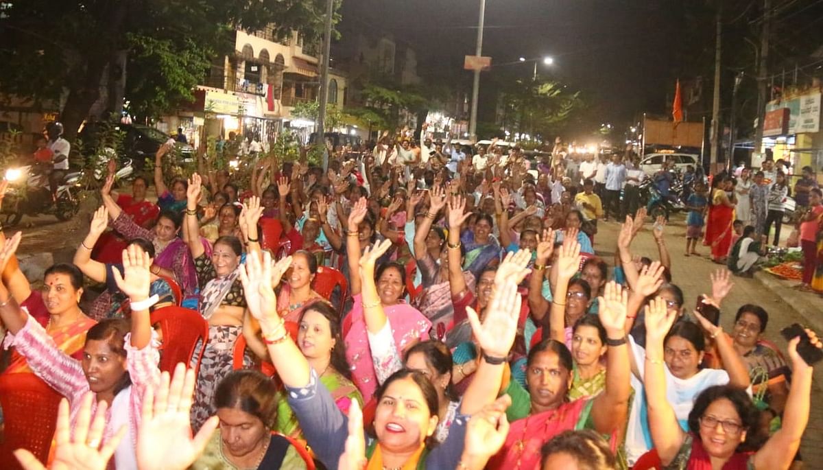 ಬೆಳಗಾವಿ ಉತ್ತರ ವಿಧಾನಸಭಾ ಕ್ಷೇತ್ರದ ಶಾಹೂ ನಗರದಲ್ಲಿ ಗುರುವಾರ ನಡೆದ ಜಗದೀಶ ಶೆಟ್ಟರ್ ಪ್ರಚಾರ ಸಭೆಯಲ್ಲಿ ಮಹಿಳೆಯರು ಮೋದಿ ಅವರಿಗೆ ಜೈಕಾರ ಕೂಗಿದರು