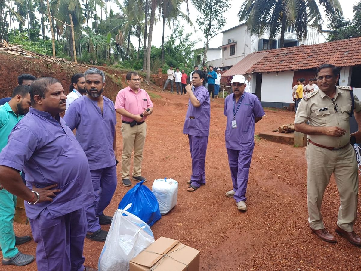 ಮರಣೋತ್ತರ ಪರೀಕ್ಷೆ ವೇಳೆ ಸೇರಿದ್ದ ಅಧಿಕಾರಿಗಳು