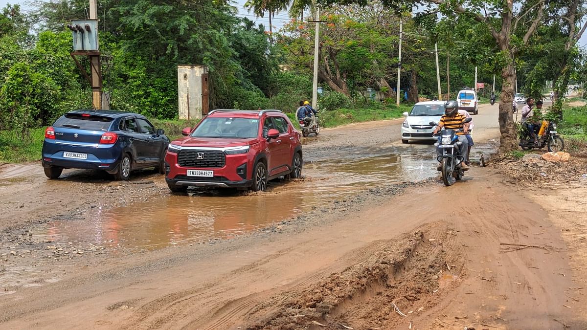 ಚಾಮರಾಜನಗರದ ಗುಂಡ್ಲುಪೇಟೆ ರಸ್ತೆಯು ಹೊಂಡಗಳು ಸೃಷ್ಟಿಯಾಗಿದೆ