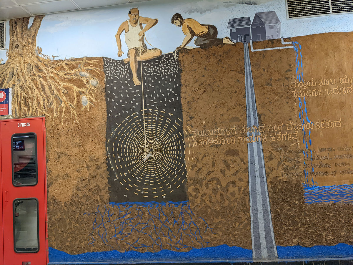 ಮೆಟ್ರೊ ನಿಲ್ದಾಣದ ಗೋಡೆಯಲ್ಲಿ ಬಾವಿ ತೋಡುತ್ತಿರುವ ಜಲಯೋಧರ ಚಿತ್ರ 