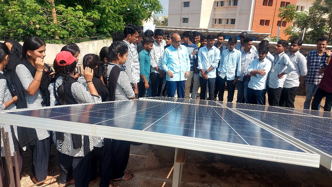 ತಾಂತ್ರಿಕ ತರಬೇತಿಯಲ್ಲಿ ಪಾಲ್ಗೊಂಡಿದ್ದ ವಿದ್ಯಾರ್ಥಿಗಳಿಗೆ ಸೋಲಾರ್‌ ಪ್ಯಾನಲ್‌ ಕುರಿತು ಮಾಹಿತಿ ನೀಡಲಾಯಿತು