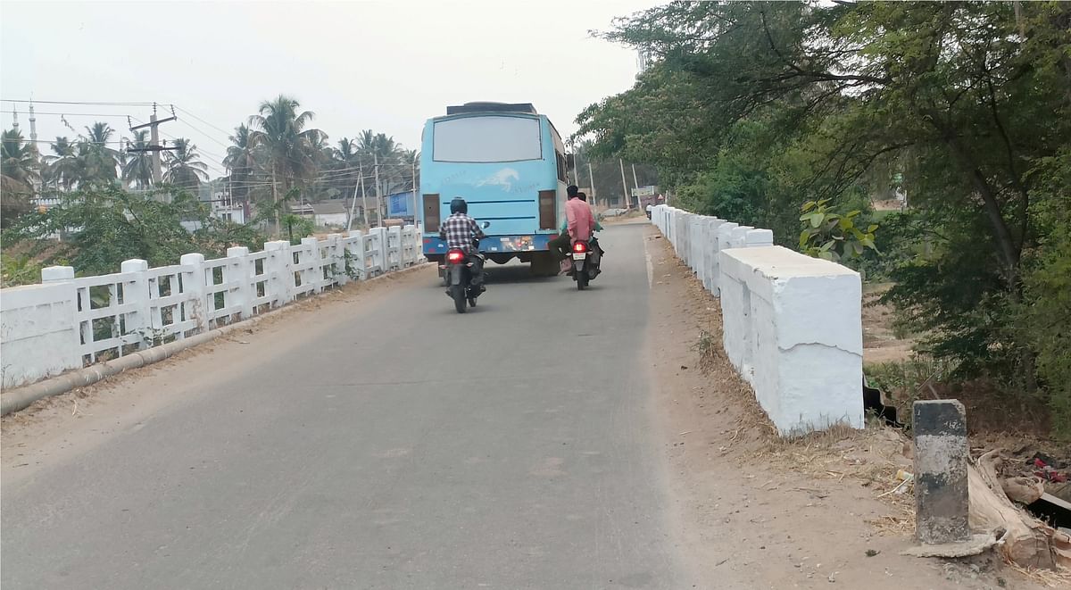 ಹರಿಹರ ತಾಲ್ಲೂಕಿನ ಕರಲಹಳ್ಳಿ ಬಳಿ ಇರುವ ಹೊಸಪೇಟೆ-ಶಿವಮೊಗ್ಗ ರಾಜ್ಯ ಹೆದ್ದಾರಿ 25ರಲ್ಲಿ ಕಿರಿದಾಗ ಸೇತುವೆಯಿಂದಾಗಿ ಒಮ್ಮೆಗೆ ಎರಡು ವಾಹನಗಳ ಸಂಚಾರ ಅಸಾಧ್ಯವಾಗಿದೆ