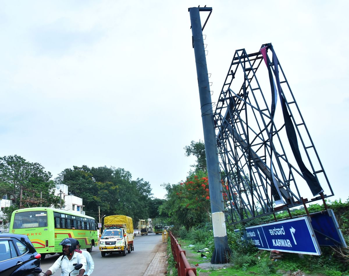 ಹುಬ್ಬಳ್ಳಿಯ ಭಾರತ್‌ಮಿಲ್‌ ಸಮೀಪ ರಸ್ತೆ ಪಕ್ಕದಲ್ಲಿನ ಸಿಂಗಲ್‌ ಪೋಲ್‌ ಹೋರ್ಡಿಂಗ್‌ ಬಿದ್ದಿರುವುದು 