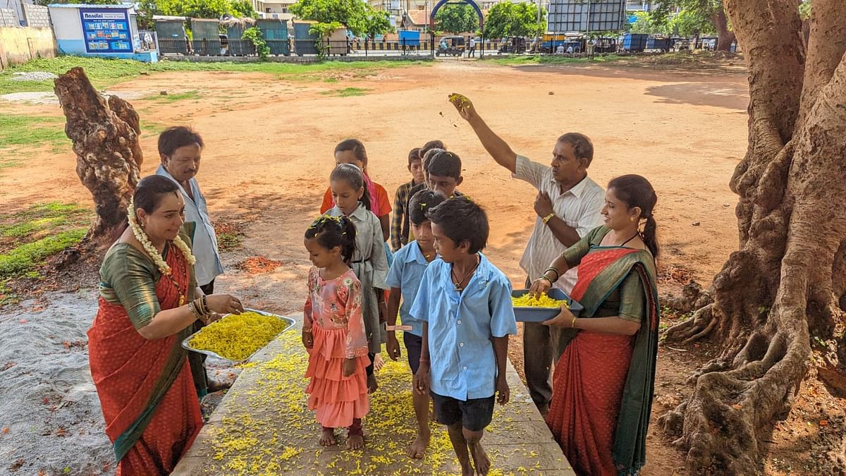 ಚಾಮರಾಜನಗರದ ಸರ್ಕಾರಿ ಪೇಟೆ ಪ್ರೈಮರಿ ಶಾಲೆಯಲ್ಲಿ ಶಿಕ್ಷಕರು ಮಕ್ಕಳಿಗೆ ಪುಷ್ಪವೃಷ್ಟಿ ಮಾಡಿ ಸ್ವಾಗತಿಸಿದರು