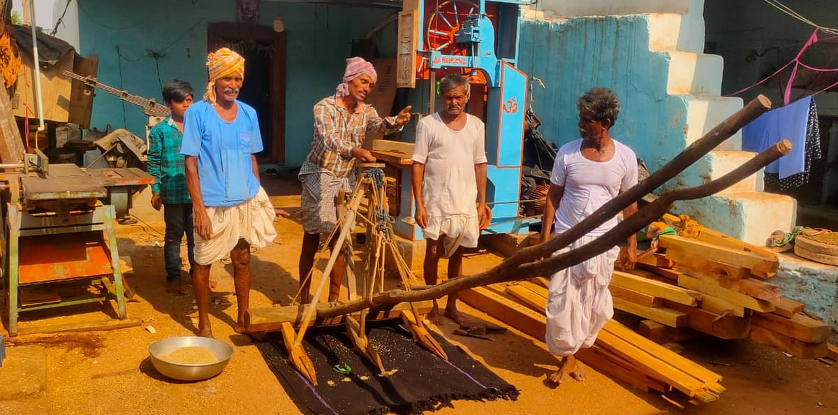 ಕುಷ್ಟಗಿ ಸಮೀಪದ ಹಿರೇಅರಳಿಹಳ್ಳಿ ಗ್ರಾಮದಲ್ಲಿ ಬಿತ್ತನೆಗೂ ಮೊದಲು ರೈತರು ಬಿತ್ತುವ ಕೂರಿಗೆಗೆ ಪೂಜೆ ನೆರವೇರಿಸಿದರು