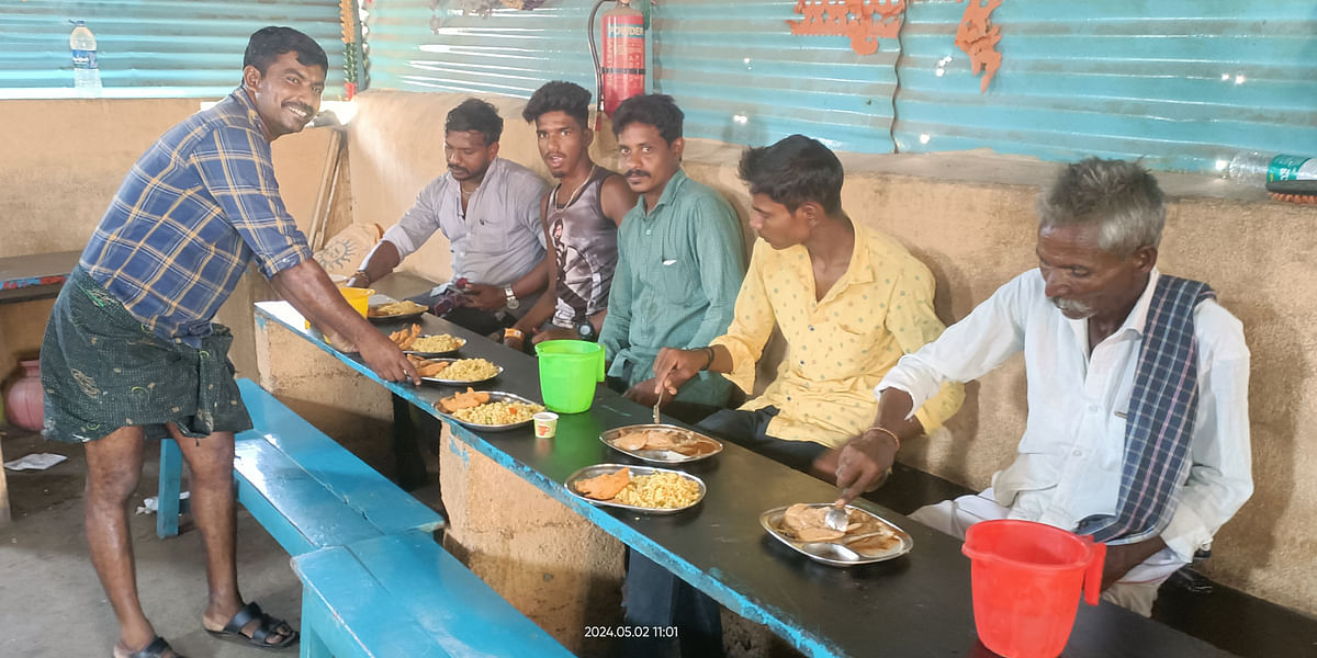 ಕವಿತಾಳದ ಸೋಮೇಶ್ವರ ಹೋಟೆಲ್‌ ನಲ್ಲಿ ಗ್ರಾಹಕರು ಮಂಡಕ್ಕಿ ಒಗ್ಗರಣೆ ಮತ್ತು ಮಿರ್ಚಿ ಭಜಿ ಸವಿಯುತ್ತಿರುವುದು.