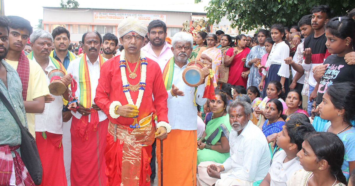 ಕರಗ ಹೊತ್ತ ಚಂದ್ರಪ್ಪ ಅವರು ಭಕ್ತರಿಗೆ ಅರಿಶಿನ ನೀಡಿ ಹರಸಿದರು