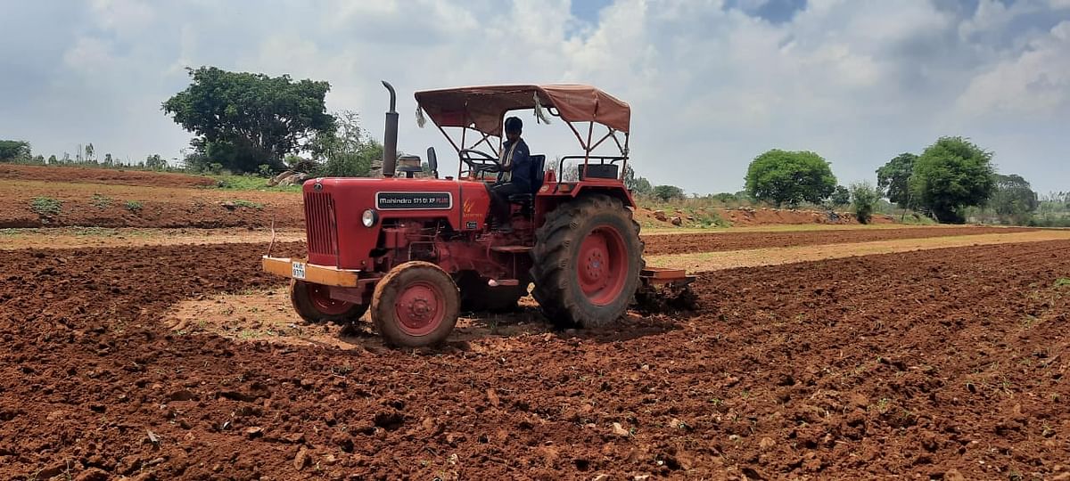 ಚಿಕ್ಕಅಂಕಡಹಳ್ಳಿ ಗ್ರಾಮದಲ್ಲಿ ಪೂರ್ವ ಮುಂಗಾರು ಬಿತ್ತನೆಗೆ ಟ್ರ್ಯಾಕ್ಟರ್ ಮೂಲಕ ಉಳುಮೆ ಮಾಡುತ್ತಿರುವ ರೈತ