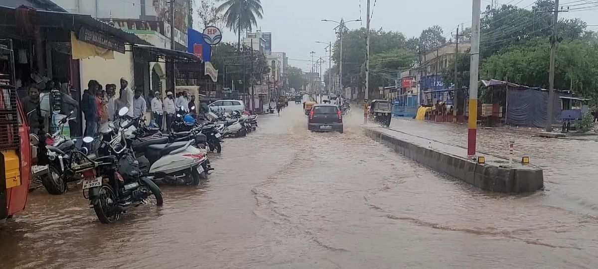 ಊರಿಗಾಂ ರಸ್ತೆಯಲ್ಲಿ ಮಳೆ ಬರುವ ಸಂದರ್ಭದಲ್ಲಿ ಉಂಟಾಗುವ ಸಾಮಾನ್ಯ ದೃಶ್ಯ