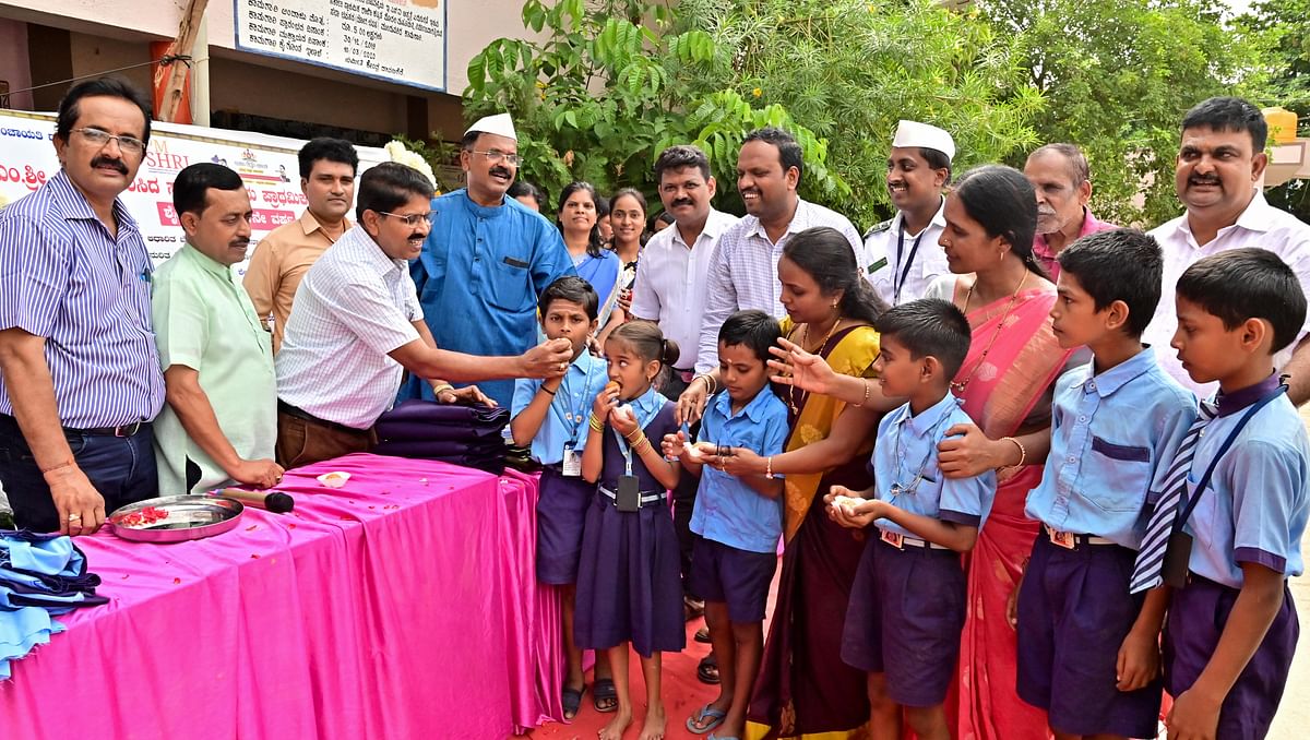 ಶಾಲಾ ಆರಂಭೋತ್ಸವದ ಪ್ರಯುಕ್ತ ದಾವಣಗೆರೆಯ ನಿಟುವಳ್ಳಿಯ ಸರ್ಕಾರಿ ಹಿರಿಯ ಪ್ರಾಥಮಿಕ ಹಾಗೂ ಪ್ರೌಢಶಾಲೆಯಲ್ಲಿ ಡಿಡಿಪಿಐ ಜಿ.ಕೊಟ್ರೇಶ್ ಮಕ್ಕಳಿಗೆ ಸಿಹಿ ತಿನ್ನಿಸಿದರು.