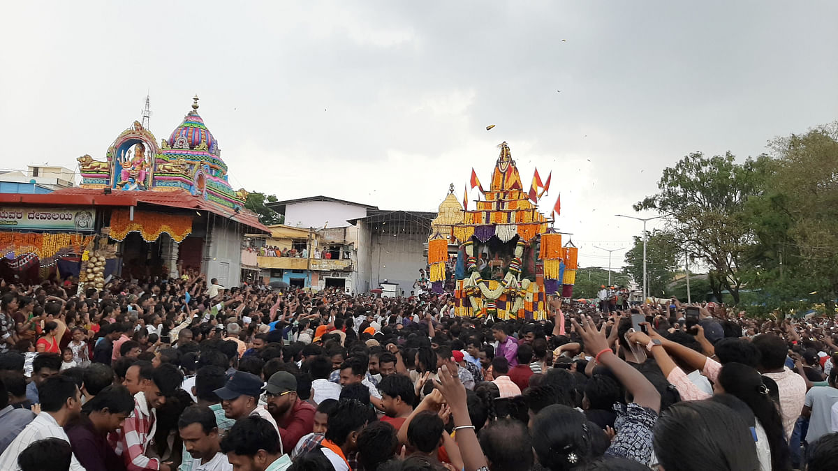 ತಿಪಟೂರಿನಲ್ಲಿ ನಡೆದ ಕೆಂಪಮ್ಮ ದೇವಿ ರಥೋತ್ಸವದಲ್ಲಿ ಪಾಲ್ಗೊಂಡಿದ್ದ ಜನ