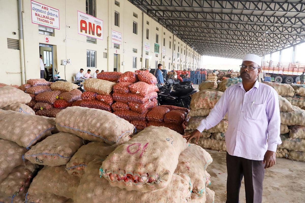 ರಾಯಚೂರಿನ ಹೊರವಲಯದ ಕಾಟನ್‌ ಮಾರ್ಕೇಟ್‌ನ ಎಪಿಎಂಸಿ ಉಪ ಮಾರುಕ್ಟೆಯ ‘ಡಿ‘ ಬ್ಲಾಕ್‌ನಲ್ಲಿ ಹೊರ ಜಿಲ್ಲೆಗಳಿಂದ ಬಂದ ಈರುಳ್ಳಿ ಸಂಗ್ರಹಿಸಲಾಗಿದೆ