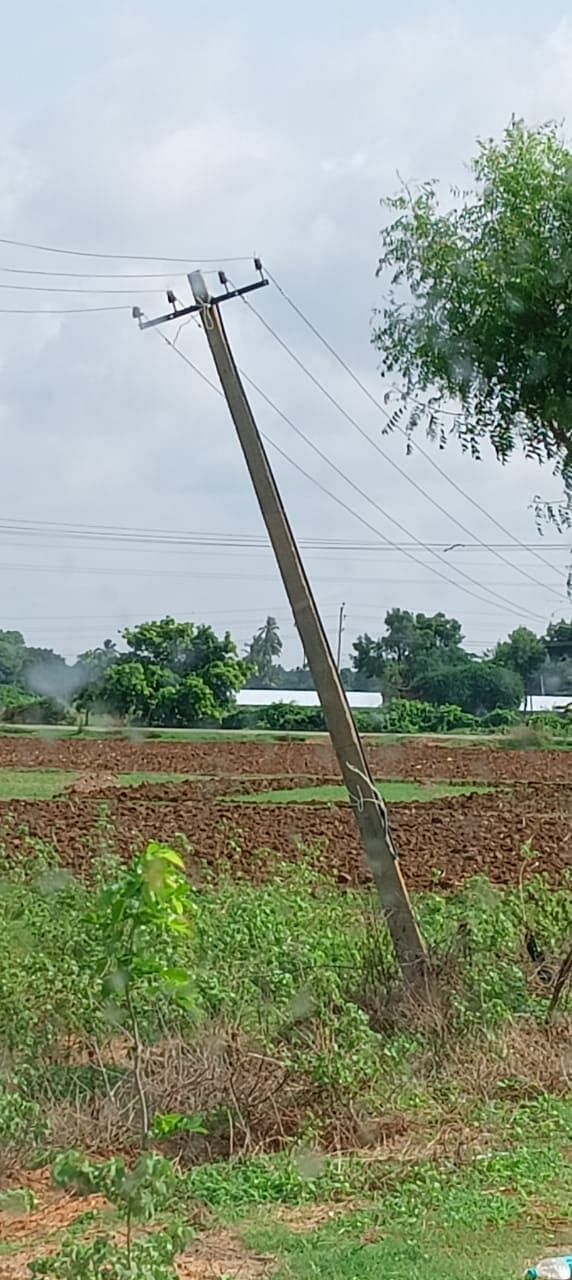 ಹುದೂತಿ ಗ್ರಾಮದಲ್ಲಿ ಬಾಗಿರುವ ವಿದ್ಯುತ್ ಕಂಬ