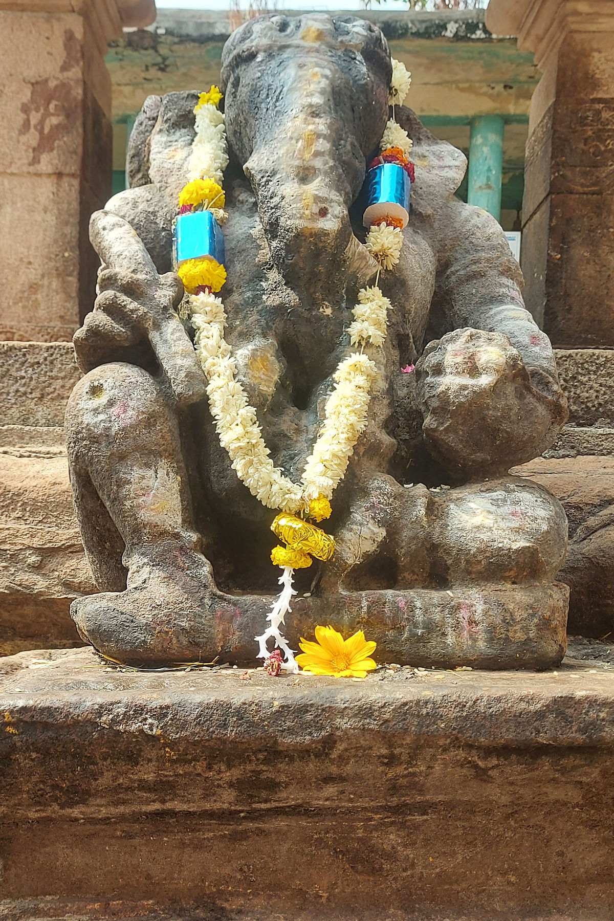 ಮಹಾದ್ವಾರ ಪ್ರವೇಶದ ಎದುರಿನ ಗಣೇಶ ಮೂರ್ತಿ