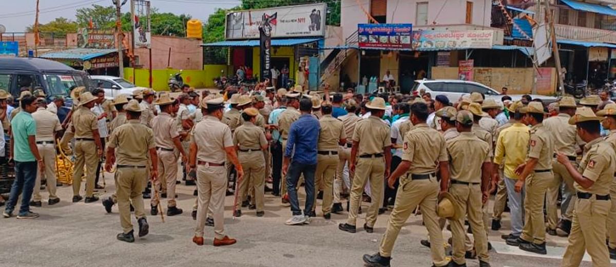 ಮಾಗಡಿ ತಾಲ್ಲೂಕಿಗೆ ಹೇಮಾವತಿ ನೀರು ಹರಿಸುವ ಎಕ್ಸ್‌ಪ್ರೆಸ್ ಕೆನಾಲ್ ಯೋಜನೆ ಪರವಾಗಿ ಮರೂರು ಹ್ಯಾಂಡ್‌ಪೋಸ್ಟ್‌ನಲ್ಲಿ ಹೋರಾಟಗಾರರು ಶುಕ್ರವಾರ ರಸ್ತೆ ತಡೆಗೆ ಯತ್ನಿಸಿದಾಗ ಪೊಲೀಸರು ತಡೆದರು