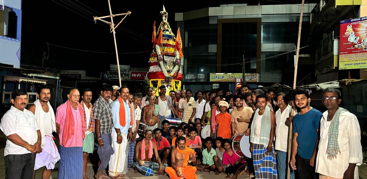 ಈಶ್ವರ ದೇವರ ಉತ್ಸವ ಮೂರ್ತಿ ಬಸವೇಶ್ವರರ ಭಾವಚಿತ್ರ ಇರುವ ರಥೋತ್ಸವದಲ್ಲಿ ಪಾಲ್ಗೊಂಡ ಭಕ್ತ ಸಮೂಹ