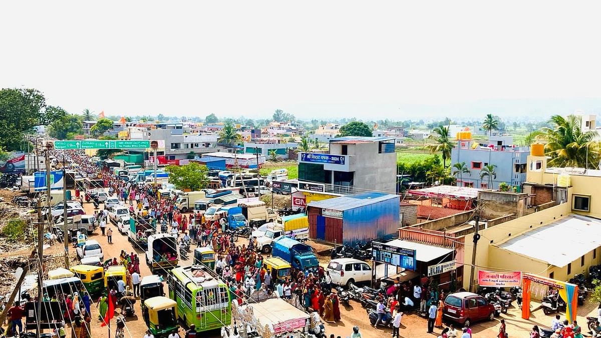 ಬೆಳಗಾವಿ ತಾಲ್ಲೂಕಿನ ಸಾಂಬ್ರಾದಲ್ಲಿ ಶನಿವಾರ ಸಂಚಾರ ಸಮಸ್ಯೆ ಉಂಟಾಗಿರುವುದು