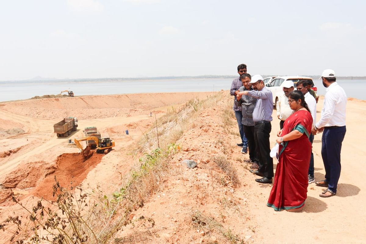 ಹಳೇ ಉಂಡುವಾಡಿ ಯೋಜನೆಯ ಸ್ಥಳದಲ್ಲಿ ನಡೆದಿರುವ ಕಾಮಗಾರಿಯನ್ನು ಗ್ರಾಮೀಣಾಭಿವೃದ್ಧಿ ಮತ್ತು ಪಂಚಾಯತ್‌ರಾಜ್ ಇಲಾಖೆಯ ಹೆಚ್ಚುವರಿ ಮುಖ್ಯ ಕಾರ್ಯದರ್ಶಿ ಅಂಜುಂ ಪರ್ವೇಜ್ ಈಚೆಗೆ ವೀಕ್ಷಿಸಿ ಮಾಹಿತಿ ಪಡೆದರು