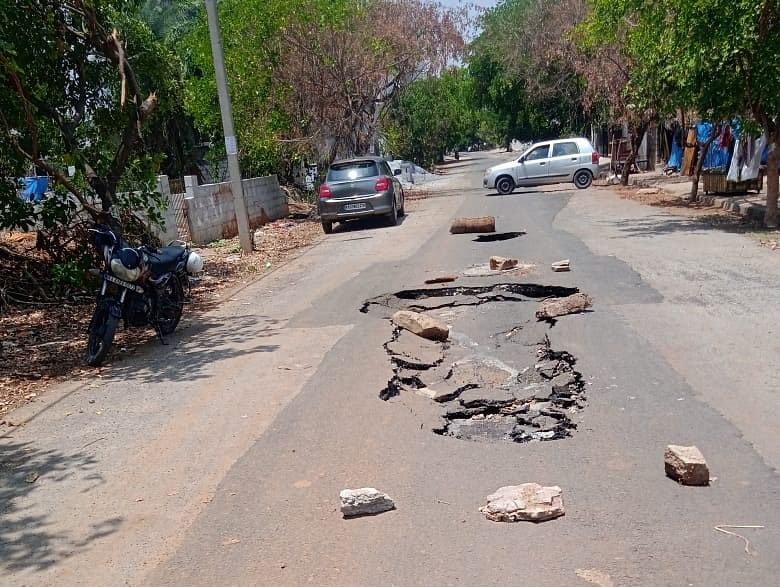 ರಸ್ತೆ ಬಿರುಕುಬಿಟ್ಟಿರುವುದು