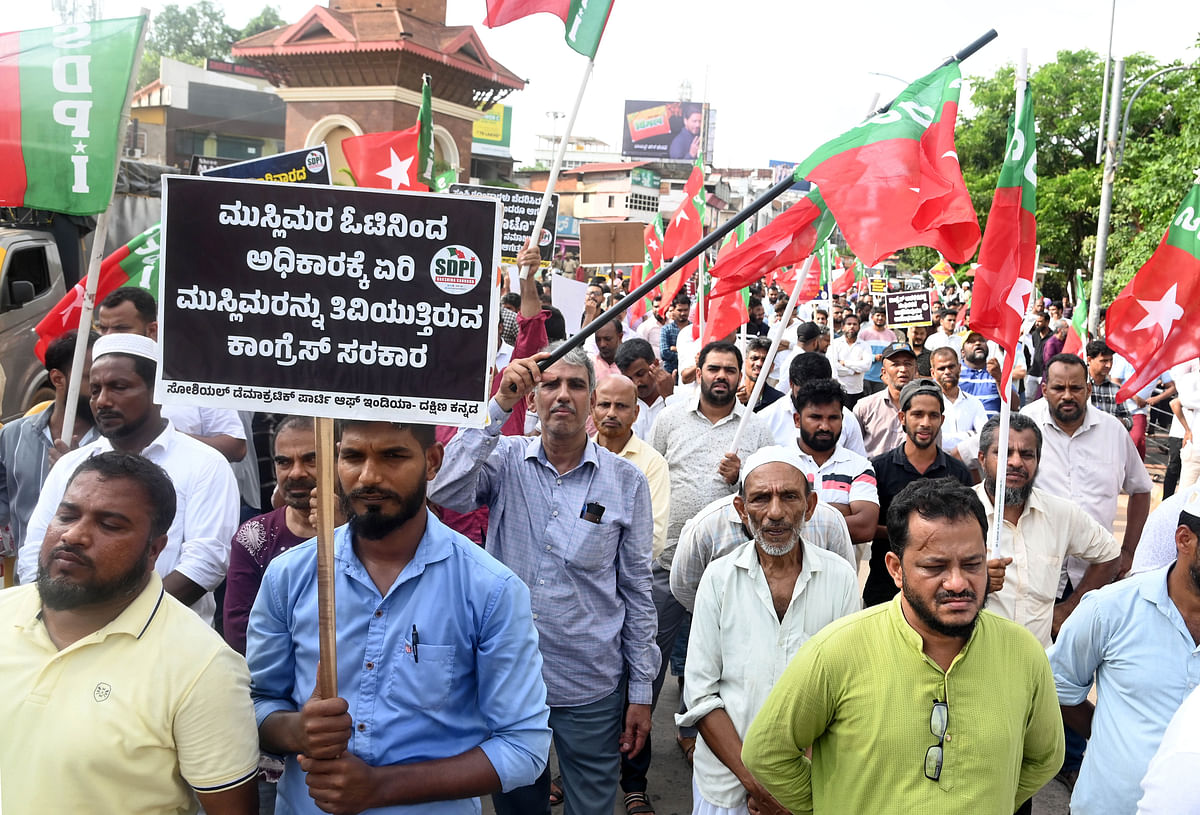 ಮಸೀದಿ ಮುಂಭಾಗದಲ್ಲಿ ನಮಾಜ್‌ ನಿರ್ವಹಿಸಿದವರ ವಿರುದ್ಧ ಪೊಲೀಸ್ ಇಲಾಖೆ ಪ್ರಕರಣ ದಾಖಲಿಸಿದ್ದನ್ನು ಖಂಡಿಸಿ ಎಸ್‌ಡಿಪಿಐ ಕಾರ್ಯಕರ್ತರು ಮಂಗಳೂರಿನ ಕ್ಲಾಕ್ ಟವರ್ ಬಳಿ ಪ್ರತಿಭಟನೆ ನಡೆಸಿದರು – ಪ್ರಜಾವಾಣಿ ಚಿತ್ರ