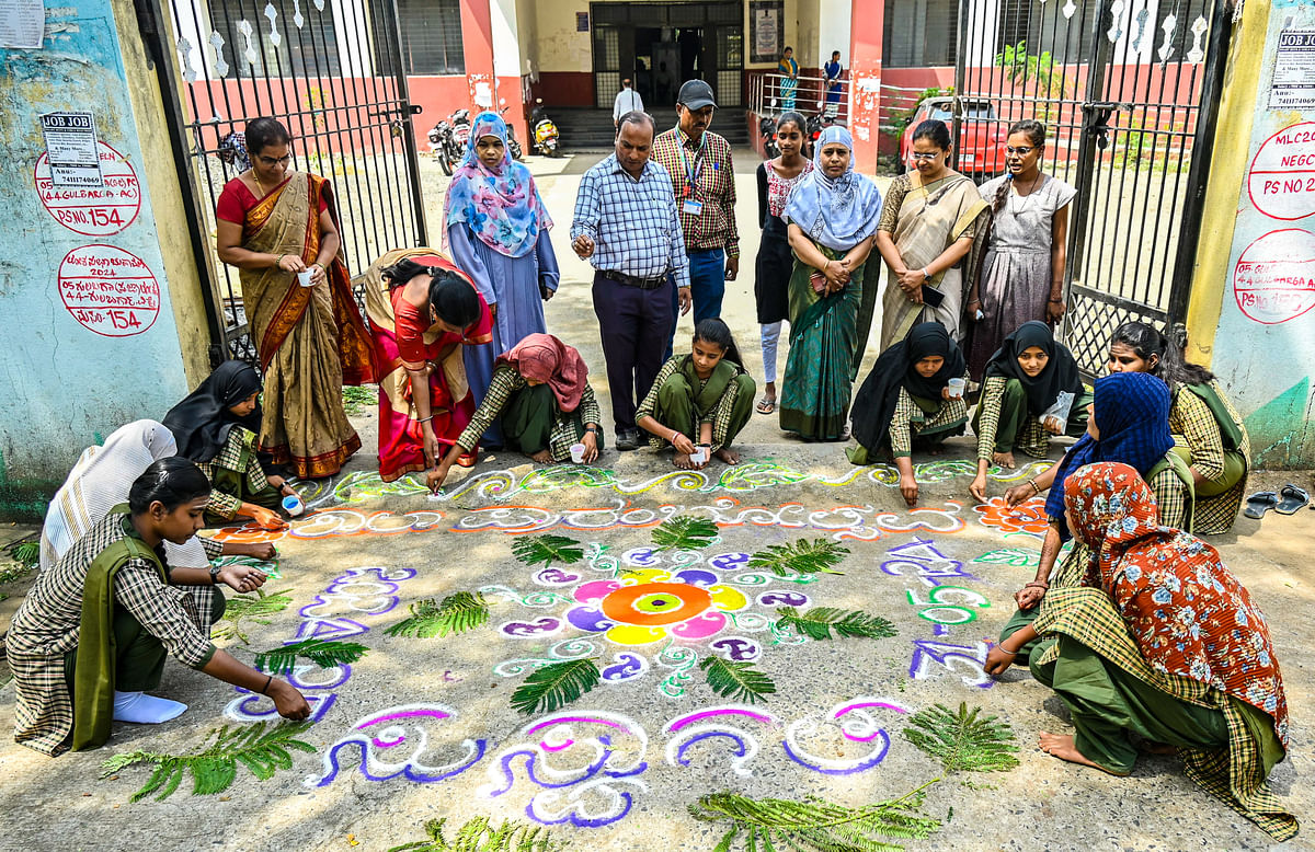 ಕಲಬುರಗಿಯ ಸರ್ಕಾರಿ ಕನ್ಯಾ ಬಾಲಕಿಯರ ಪ್ರೌಢಶಾಲೆಯಲ್ಲಿ ಶುಕ್ರವಾರ ಶಾಲಾ ಪ್ರಾರಂಭೋತ್ಸವ ಅಂಗವಾಗಿ ಶಾಲೆಯ ಆವರಣದಲ್ಲಿ ಶಿಕ್ಷಕಿಯರು ಮತ್ತು ವಿದ್ಯಾರ್ಥಿನಿಯರು ರಂಗೋಲಿ ಬಿಡಿಸಿದರು
–ಪ್ರಜಾವಾಣಿ ಚಿತ್ರ/ ತಾಜುದ್ದೀನ್ ಆಜಾದ್‌