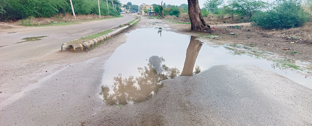 ನರೇಗಲ್‌ ಪಟ್ಟಣದಲ್ಲಿ ನೀರು ನಿಂತು ಕೆಸರು ಗದ್ದೆಯಂತಾಗಿರುವ ಕಾಲೇಜು ಮಾರ್ಗದ ಜೋಡು ರಸ್ತೆ