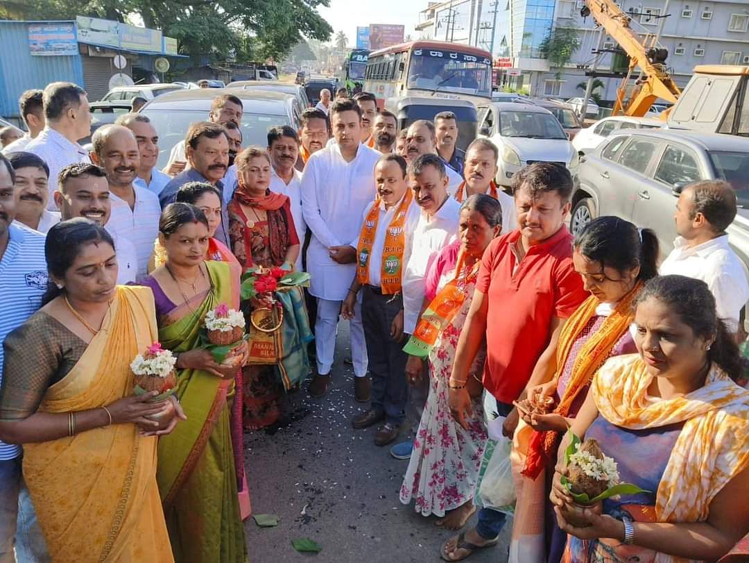 ನೂತನ ಸಂಸದ ಯದುವೀರ ಕೃಷ್ಣದತ್ತ ಚಾಮರಾಜ ಒಡೆಯರ್ ಅವರಿಗೆ ಬಿಜೆಪಿ ಕಾರ್ಯಕರ್ತರು ಶನಿವಾರ ಕುಶಾಲನಗರದಲ್ಲಿ ಪೂರ್ಣಕುಂಭ ಸ್ವಾಗತ ಕೋರಿದರು