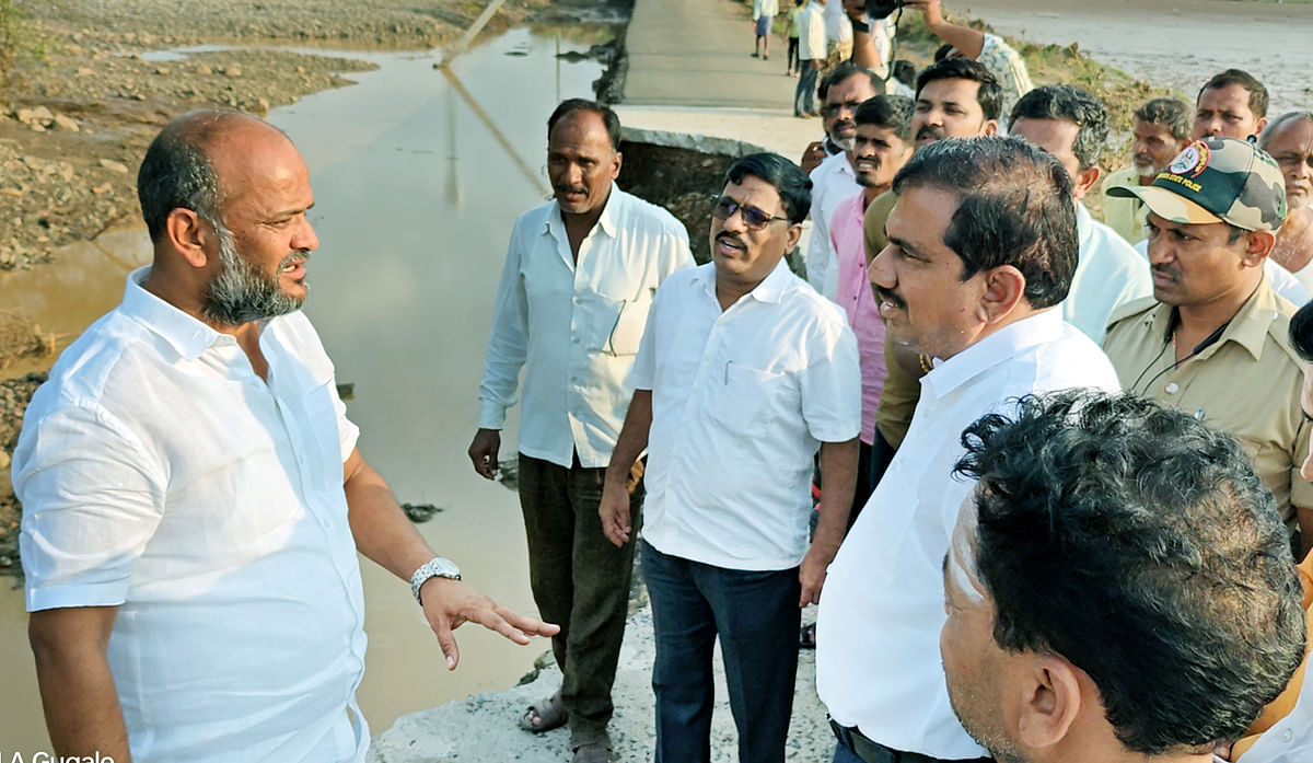 ಬಸವಕಲ್ಯಾಣ ತಾಲ್ಲೂಕಿನ ಖೇರ್ಡಾ ಸೇತುವೆಗೆ ಹಾನಿ ಆಗಿರುವುದನ್ನು ಜಿಲ್ಲಾಧಿಕಾರಿ ಗೋವಿಂದರೆಡ್ಡಿ ಮಂಗಳವಾರ ಪರಿಶೀಲಿಸಿದರು. ಶಾಸಕ ಶರಣು ಸಲಗರ ಇದ್ದರು