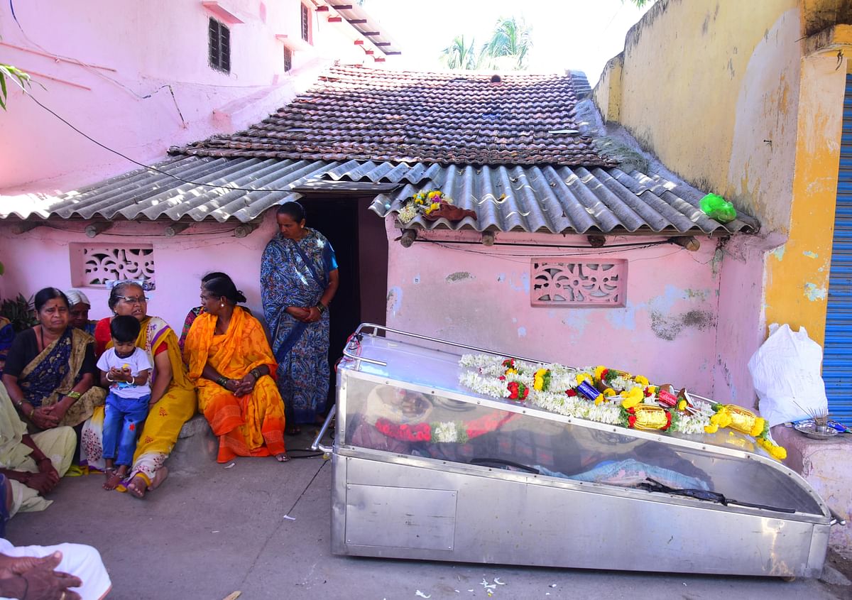 7ನೇ ಆರೋಪಿ ಅನುಕುಮಾರ್‌ ಅವರ ಚಿತ್ರದುರ್ಗದ ಮನೆಯ ಮುಂದೆ ತಂದೆ ಚಂದ್ರಣ್ಣ ಅವರ ಮೃತದೇಹ ಇಟ್ಟಿರುವುದು