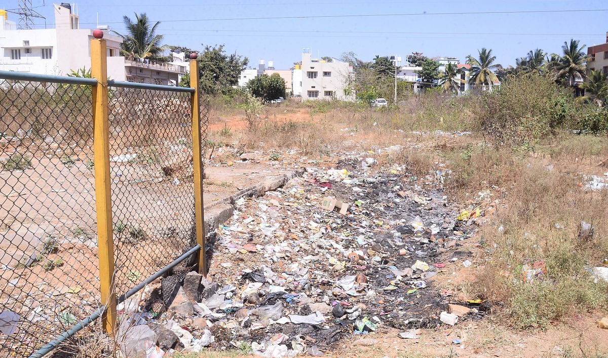 ಶೆಟ್ಟಿಹಳ್ಳಿ ಕೆರೆ ಏರಿಯ ಬಳಿ ಪ್ಲಾಸ್ಟಿಕ್‌ಗೆ ಬೆಂಕಿ ಹಚ್ಚಿ ಸುಟ್ಟಿರುವುದು