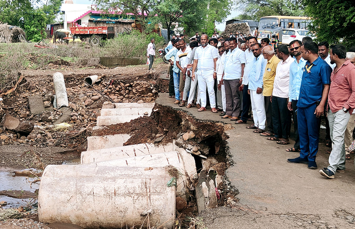 ಬಸವಕಲ್ಯಾಣ ತಾಲ್ಲೂಕಿನ ಲಾಡವಂತಿ ಸೇತುವೆ ಹಾನಿಯಾದ ಸ್ಥಳಕ್ಕೆ ಶಾಸಕ ಶರಣು ಸಲಗರ ಭೇಟಿ ನೀಡಿ ಪರಿಶೀಲನೆ ನಡೆಸಿದರು