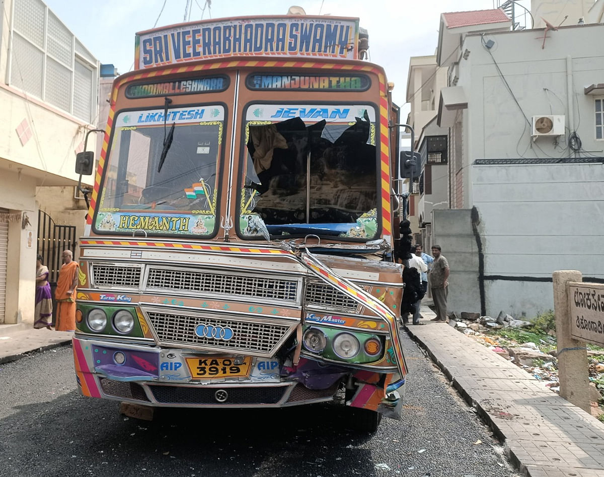 ರೋಡ್‌ ರೋಲರ್‌ಗೆ ಡಿಕ್ಕಿ ಹೊಡೆದು ಜಖಂಗೊಂಡಿರುವ ಲಾರಿ