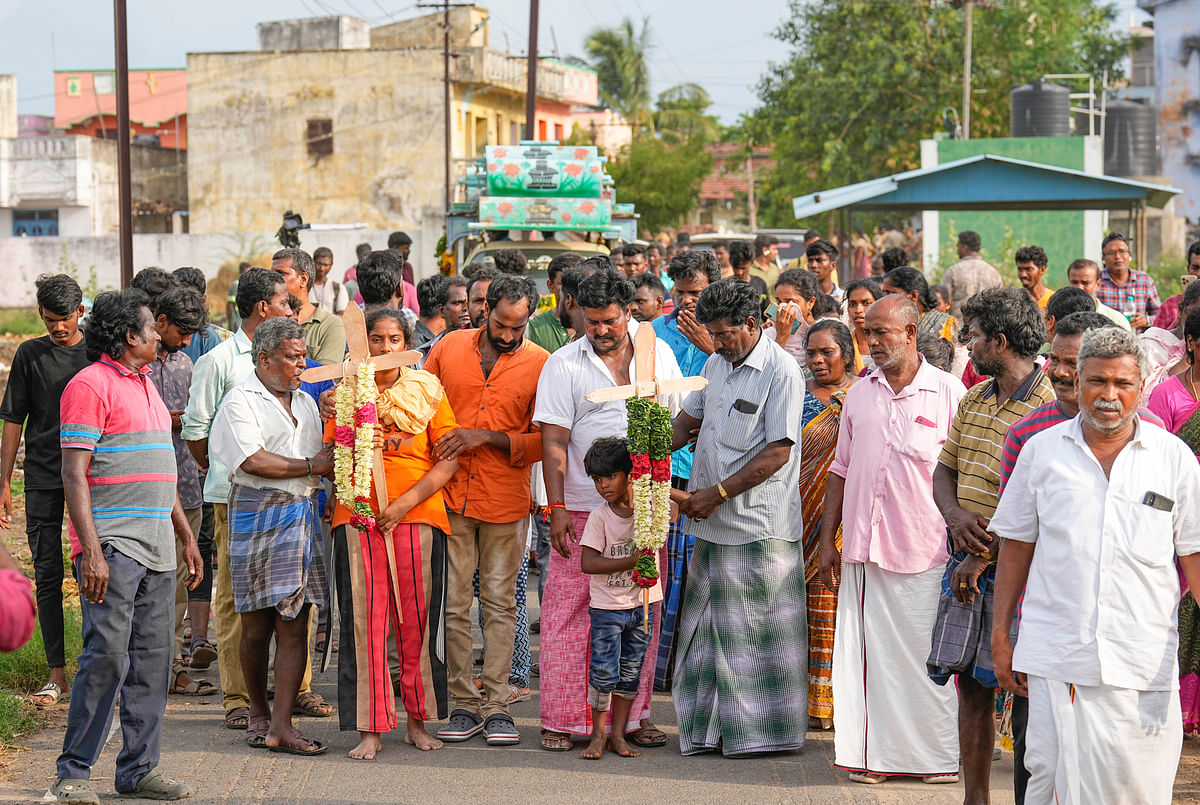 ಕಲ್ಲಕುರಿಚ್ಚಿಯಲ್ಲಿ ಕಳ್ಳಭಟ್ಟಿ ಸೇವನೆಯಿಂದ ಸಾವನ್ನಪ್ಪಿದ ಸಂತ್ರಸ್ತರ ಅಂತ್ಯಕ್ರಿಯೆಯಲ್ಲಿ ಭಾಗವಹಿಸಿದ ಕುಟುಂಬ ಸದಸ್ಯರು–ಪಿಟಿಐ ಚಿತ್ರ