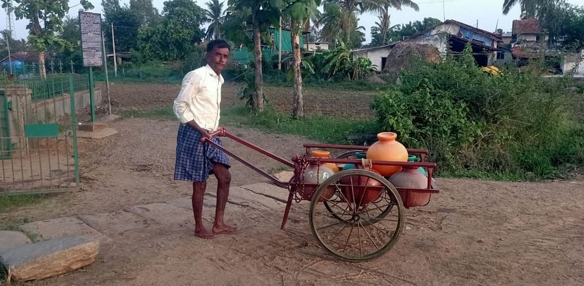 ಹಾನಗಲ್‌ ತಾಲ್ಲೂಕಿನ ಬಾಳಂಬೀಡ ಗ್ರಾಮದ 2ನೇ ವಾರ್ಡ್‌ ನಿವಾಸಿಗಳು ಗ್ರಾಮ ಹೊರಭಾಗದ ಕೊಳವೆಬಾವಿಯಿಂದ ನಿತ್ಯವೂ ತಳ್ಳು ಗಾಡಿಯಲ್ಲಿ ಕೊಡಪಾನ ಇಟ್ಟುಕೊಂಡು ನೀರು ತರುತ್ತಿರುವುದು