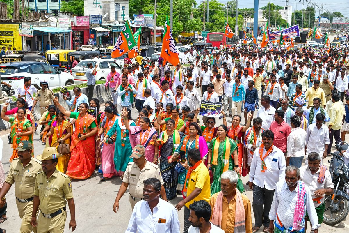 ಬಿಜೆಪಿಯ ಪ್ರತಿಭಟನಾ ಮೆರವಣಿಯಲ್ಲಿ ಪಾಲ್ಗೊಂಡಿದ್ದ ಪಕ್ಷದ ಕಾರ್ಯಕರ್ತರು ಹಾಗೂ ಮುಖಂಡರು  