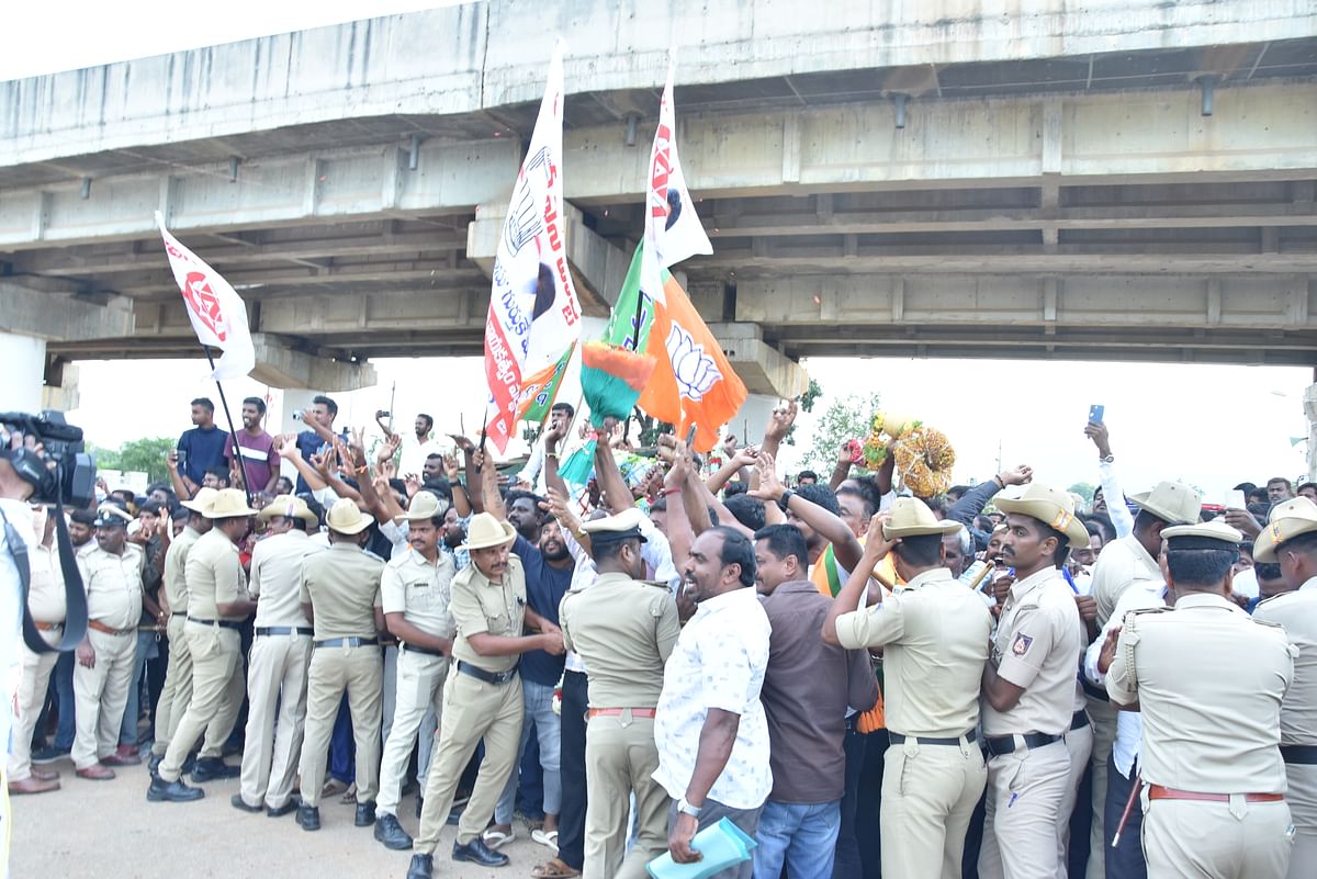 ನಾಗಾರ್ಜುನ ಎಂಜಿನಿಯರಿಂಗ್ ಕಾಲೇಜಿನ ಮತ ಎಣಿಕೆ ಕೇಂದ್ರದ ಮುಂದೆ ಸೇರಿದ್ದ ಬಿಜೆಪಿ ಜೆಡಿಎಸ್ ಕಾರ್ಯಕರ್ತರು 