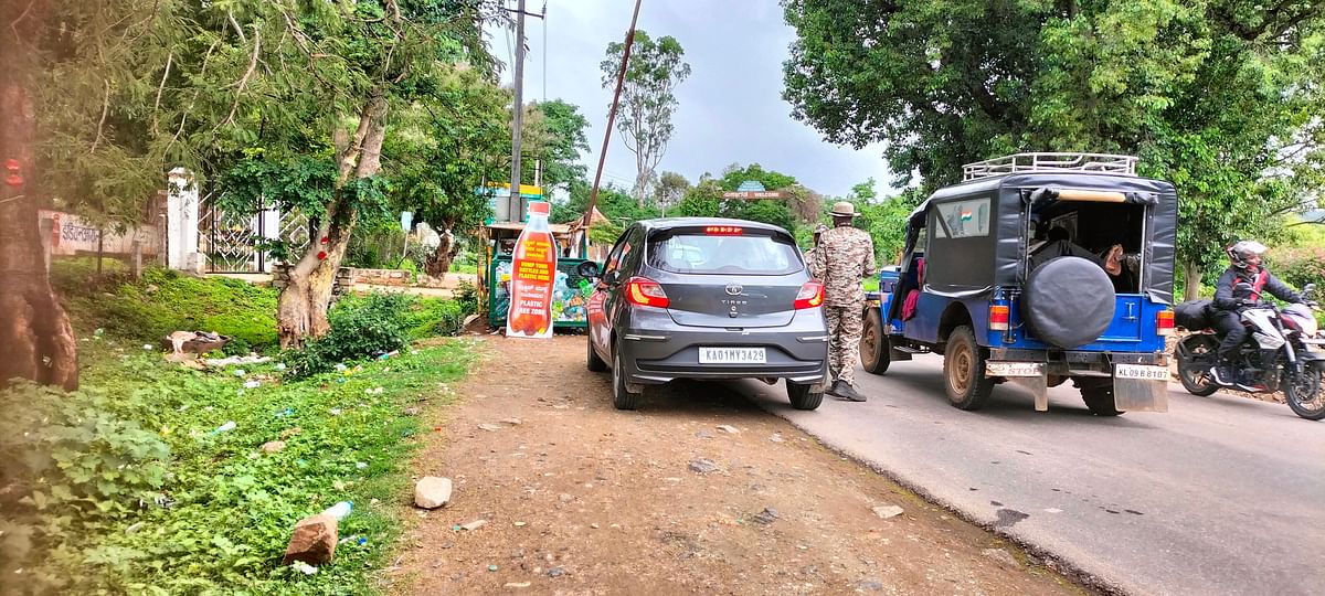 ಚೆಕ್‌ಪೋಸ್ಟ್‌ನಲ್ಲಿ ವಾಹನ ತಪಾಸಣೆ ವೇಳೆಯಲ್ಲೇ ಪ್ಲಾಸ್ಟಿಕ್‌ ವಸ್ತುಗಳನ್ನು ವಶಕ್ಕೆ ಪಡೆಯಲಾಗುತ್ತಿದೆ.