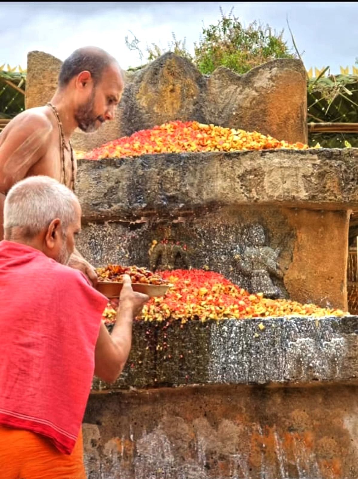 ಆನೆಗೊಂದಿ ನವವೃಂದಾವನ ಗಡ್ಡೆಯಲ್ಲಿ ಸೋಮವಾರ ಉತ್ತರಾಧಿಮಠ ಪೀಠಾಧಿಪತಿ ಸತ್ಯಾತ್ಮ ತೀರ್ಥ ಶ್ರೀಪಾದಂಗಳವರು ರಘುವರ್ಯ ತೀರ್ಥರ ವೃಂದಾವನಕ್ಕೆ ಪೂಜೆ ಸಲ್ಲಿಸಿದರು. ಕೂಡ್ಲಿ ಆರ್ಯ ಅಕ್ಷೋಭ್ಯ ತೀರ್ಥ ಮಠದ ಪೀಠಾಧೀಶ ರಘುವಿಜಯ ತೀರ್ಥರು ಉಪಸ್ಥಿತರಿದ್ದರು