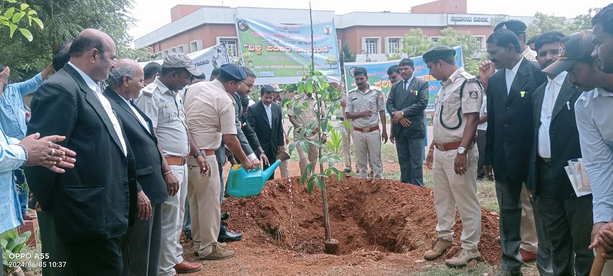  ಜಗಳೂರಿನ ನ್ಯಾಯಾಲಯದ ಆವರಣದಲ್ಲಿ ಬುಧವಾರ ವಿಶ್ವಪರಿಸರ ದಿನಾಚರಣೆ ಅಂಗವಾಗಿ ನ್ಯಾಯಾಧೀಶ ಾರ್. ಚೇತನ್ ಅವರ ನೇತೃತ್ವದಲ್ಲಿ ಸಸಿ ನೆಡುತೋಪಿಗೆ ಚಾಲನೆ ನೀಡಲಾಯಿತು. ವಕೀಲರ ಸಂಘದ ಅಧ್ಯಕ್ಷ ಮರೇನಹಳ್ಳಿ ಬಸವರಾಜ್  ಆರ್.ಎಫ್.ಒ ಶ್ರೀನಿವಾಸ ನಾಯ್ಕ ಇದ್ದರು.