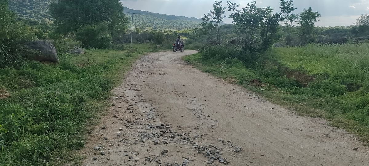 ಬಂಗಾರಪೇಟೆ ತಾಲ್ಲೂಕಿನ ಬೂದಿಕೋಟೆ ಹೋಬಳಿಯ ಚತ್ತಗುಟ್ಟಲ್ಲಹಳ್ಳಿ ಗ್ರಾಮದ ರಸ್ತೆ ಸ್ಥಿತಿ