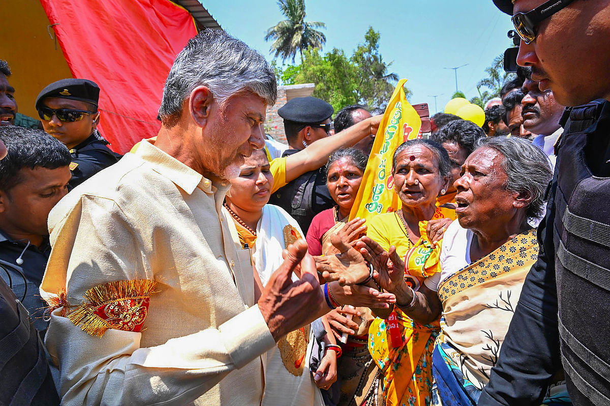 ಮತದಾರರೊಂದಿಗೆ ಚಂದ್ರಬಾಬು ನಾಯ್ಡು  –ಪಿಟಿಐ ಸಂಗ್ರಹಚಿತ್ರ