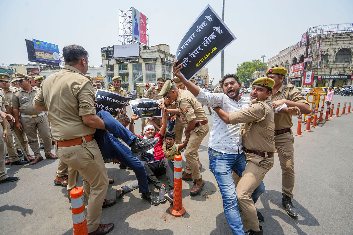 ಯುಜಿಸಿ–ನೆಟ್‌ ಪರೀಕ್ಷೆ ರದ್ದುಗೊಳಿಸಿದ್ದನ್ನು ವಿರೋಧಿಸಿ ವಿವಿಧ ವಿದ್ಯಾರ್ಥಿ ಸಂಘಟನೆಗಳ ಸದಸ್ಯರು ಲಖನೌ ವಿಶ್ವವಿದ್ಯಾಲಯದ ಬಳಿ ಗುರುವಾರ ಪ್ರತಿಭಟನೆ ನಡೆಸಿದಾಗ ಪೊಲೀಸರು ಅವರನ್ನು ವಶಕ್ಕೆ ಪಡೆದರು –ಪಿಟಿಐ ಚಿತ್ರ