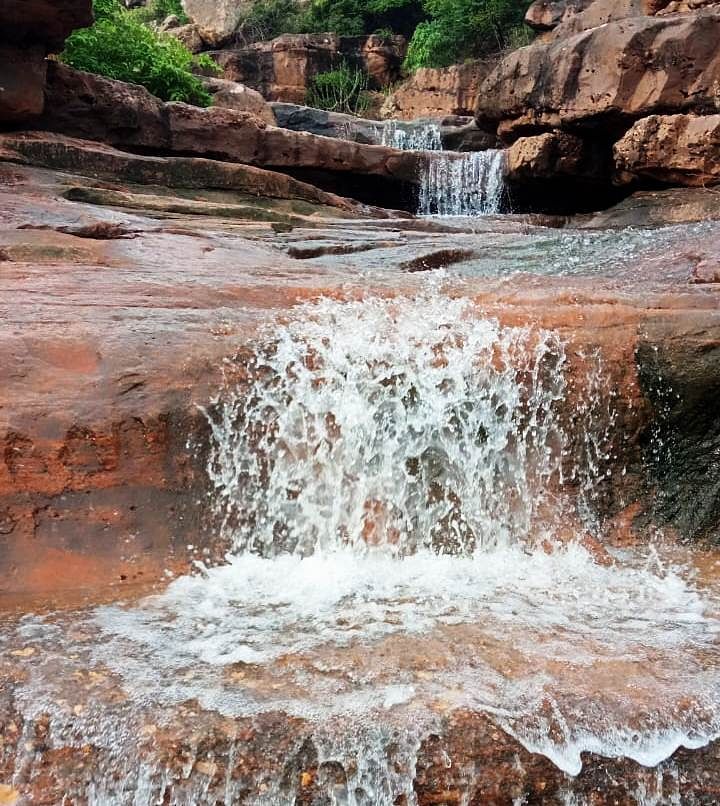 ಶಿರೂರ ಬೆಟ್ಟದಲ್ಲಿ ನೊರೆ ನೊರೆಯಾಗಿ ಹರಿಯುತ್ತಿರುವ ಬೆಣ್ಣೆ ದಿಡುಗು