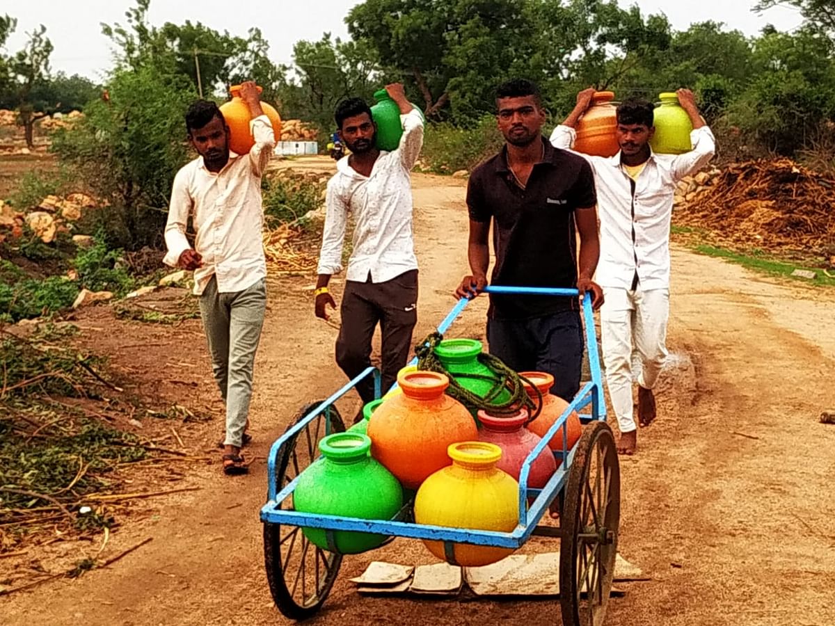 ಲಿಂಗಸುಗೂರು ತಾಲ್ಲೂಕಿನ ಹುನಕುಂಟಿ ಗ್ರಾಮದಲ್ಲಿ ಜನ ಕೈಗಾಡಿ ಹಾಗೂ ಹೊತ್ತುಕೊಂಡು ನೀರು ಒಯ್ಯುತ್ತಿರುವುದು