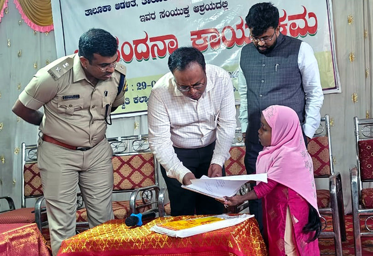 ರಾಮದುರ್ಗದಲ್ಲಿ ಜರುಗಿದ ಜನಸ್ಪಂದನ ಕಾರ್ಯಕ್ರಮದಲ್ಲಿ ಕುಬ್ಜ ಮಹಿಳೆಯೊಬ್ಬಳು ನೀಡಿದ ಅಹವಾಲನ್ನು ಜಿಲ್ಲಾಧಿಕಾರಿ ಡಾ. ನಿತೇಶ ಪಾಟೀಲ ಅವರು ಭಾರೀ ಕುತೂಹಲದಿಂದ ವೀಕ್ಷಿಸಿದರು.