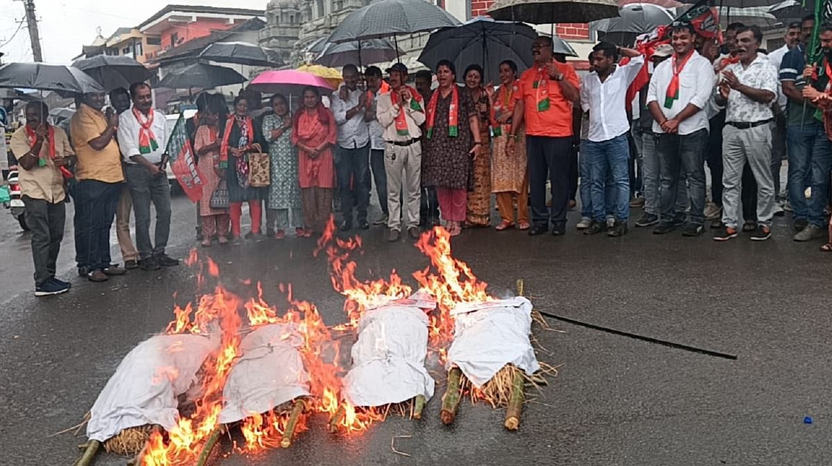 ಇಂಧನ ಬೆಲೆ ಏರಿಕೆ ಖಂಡಿಸಿ ಬಿಜೆಪಿ ಕಾರ್ಯಕರ್ತರು ವಿರಾಜಪೇಟೆಯಲ್ಲಿ ಕಾಂಗ್ರೆಸ್ ಪಕ್ಷದ ಪ್ರಮುಖ ನಾಯಕರ ಅಣಕು ಶವಯಾತ್ರೆ ನಡೆಸಿ ಪ್ರತಿಕೃತಿ ದಹಿಸಿ ಆಕ್ರೋಶ ವ್ಯಕ್ತಪಡಿಸಿದರು.