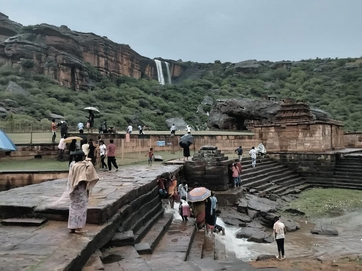 ಬಾದಾಮಿ: ಪ್ರವಾಸಿಗರ ಆಕರ್ಷಿಸುತ್ತಿರುವ ಜೋಡಿ ಜಲಧಾರೆ