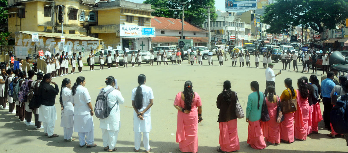 ಆಜಾದ್ ಪಾರ್ಕ್ ವೃತ್ತದಲ್ಲಿ ಆರೋಗ್ಯ ಇಲಾಖೆ ಸಿಬ್ಬಂದಿ ಹಾಗೂ ನರ್ಸಿಂಗ್ ಕಾಲೇಜು ವಿದ್ಯಾರ್ಥಿಗಳು ಮಾನವ ಸರಪಳಿ ರಚಿಸಿ ಡೆಂಗಿ ಜ್ವರದ ಜಾಗೃತಿ ಮೂಡಿಸಿದರು