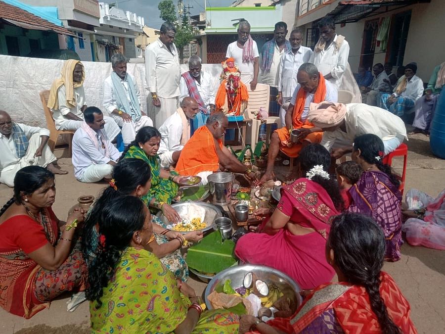 ಮಲೇಬೆನ್ನೂರು ಸಮೀಪ[ದ ಹಿರೆಹಾಲಿವಾಣದಲ್ಲಿ  ಗ್ರಾಮಸ್ಥರು ಮಳೆಗಾಗಿ ಕರಿಗಲ್ಲು ಪೂಜೆ ಮಾಡಿದರು.